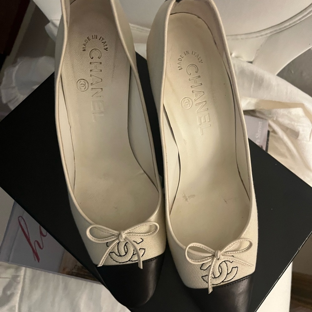 CHANEL Women's Cream and Black Heels
